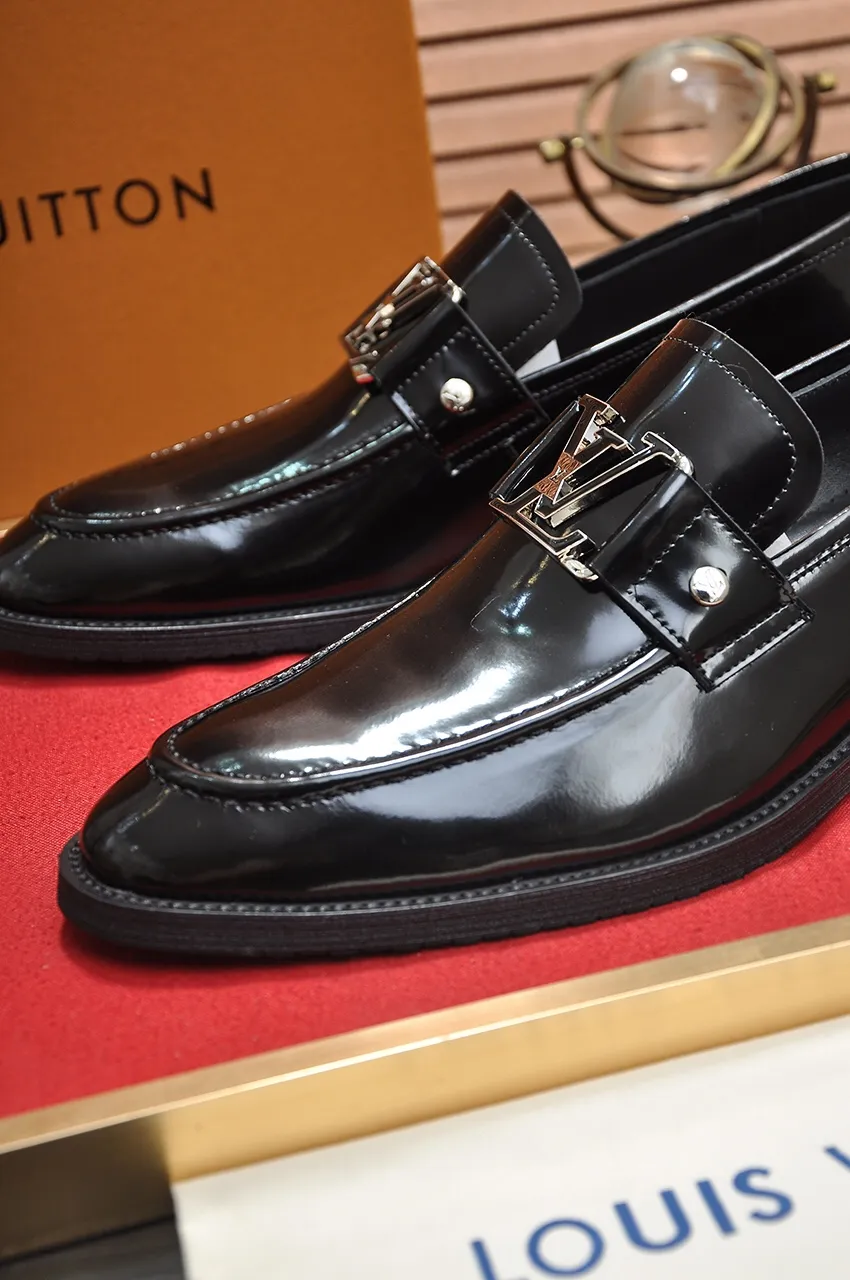 Men's men's shoes 💰500💶 [LV] (original single cowhide lining) 🍀LV's latest genuine leather business suit shoes are launched simultaneously on the official website. The first-layer cowhide imported from Italy is made of heavy gold, 💥official website 1:1 rubber outsole. Versatile to wear, high-end without losing class, and the color combination is extraordinary. This four-season style is alluring when worn on your feet, showing off your big-name flair. Standard code 38-45 (45 customized)